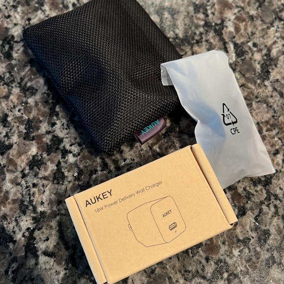 Aukey Latitude Lite Bluetooth Headphones - Picture 8 of 9